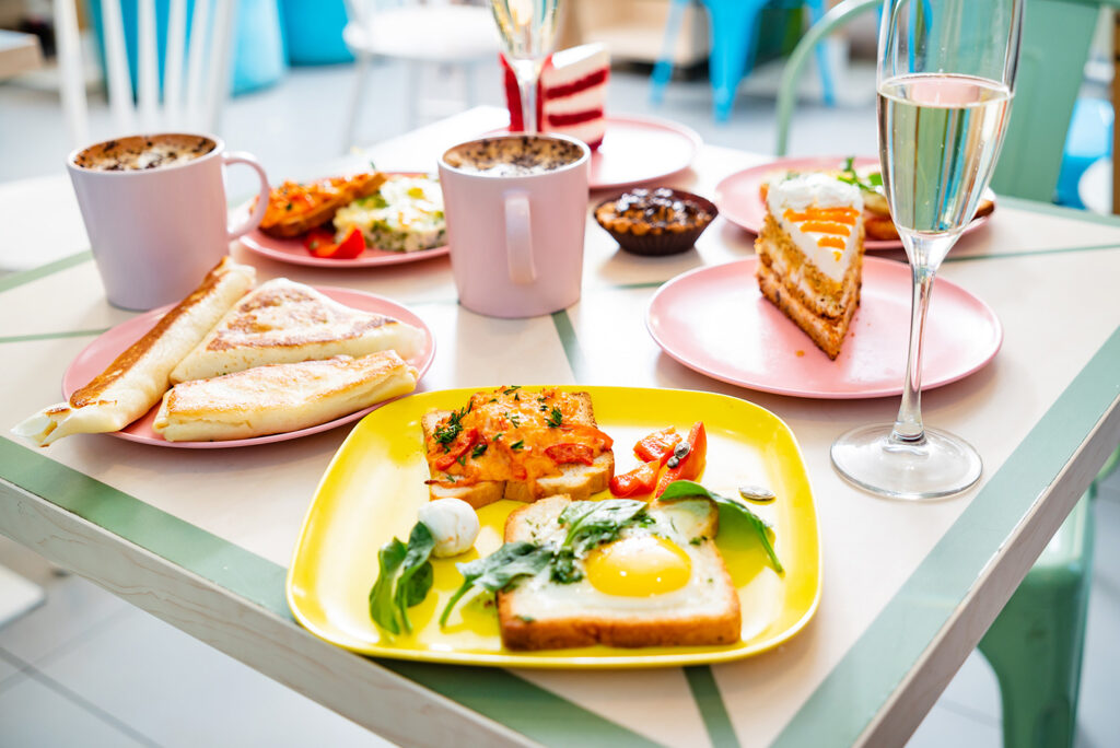 Sunday brunch στη Νότια Αττική με καφέ, brunch πιάτα και χαλαρή ατμόσφαιρα σε μοντέρνο café