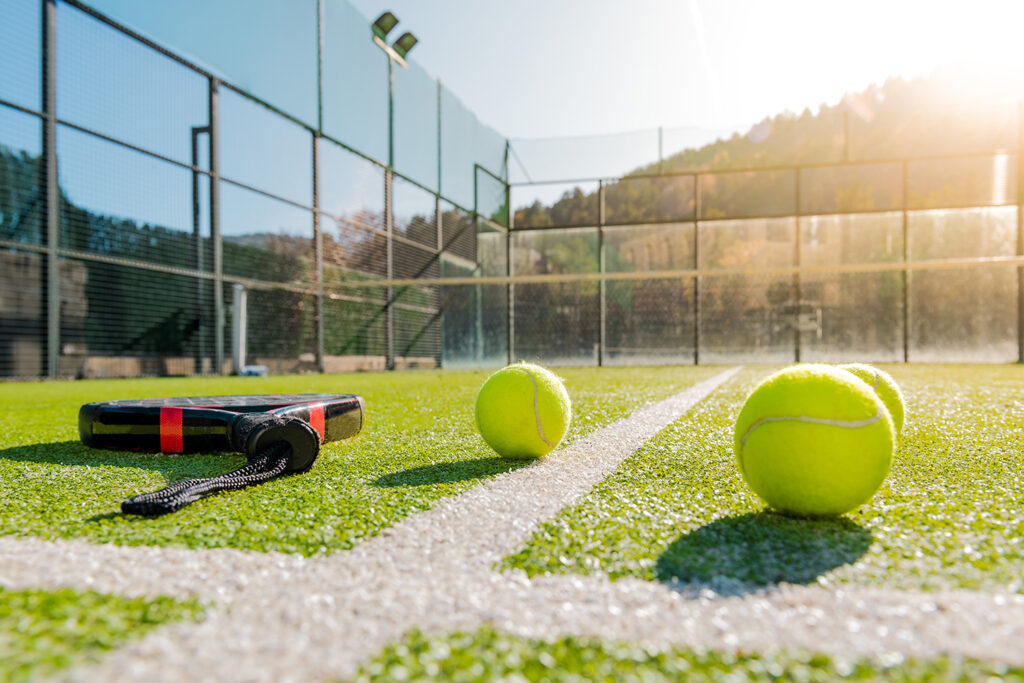Tennis, padel και sailing στη Νότια Αττική με outdoor lifestyle και καλοκαιρινή ατμόσφαιρα